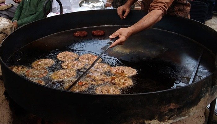 Cold Rain Boosts Islamabad’s Chapli Kabab and BBQ Craze Cold Rain