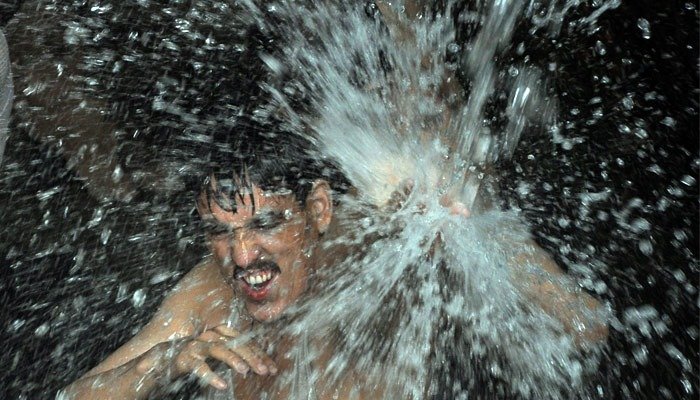 Heat Intensity Eases in Karachi as Sea Breeze Returns