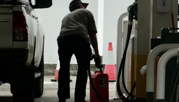 Pakistan Raises Petrol and Diesel Prices as Petrol Pump Association Announces Strike Pakistan Raises Petrol and Diesel Prices as Petrol Pump Association Announces Strike
