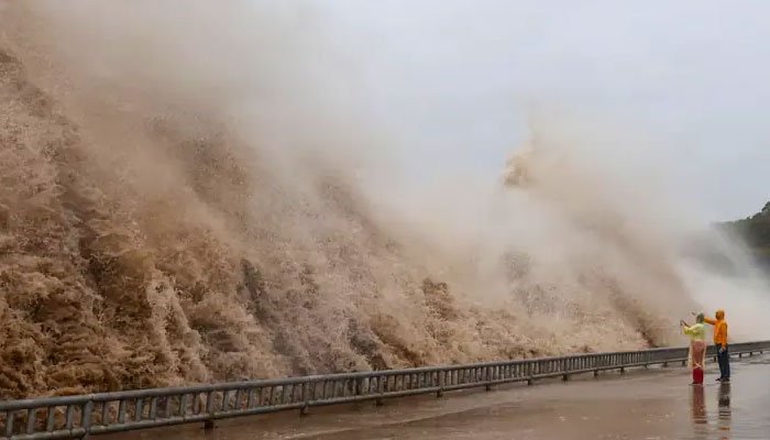 Typhoon Dolphin Hits China’s East Coast, Triggering Flood and Landslide Warnings Typhoon Dolphin Hits China’s East Coast, Triggering Flood and Landslide Warnings